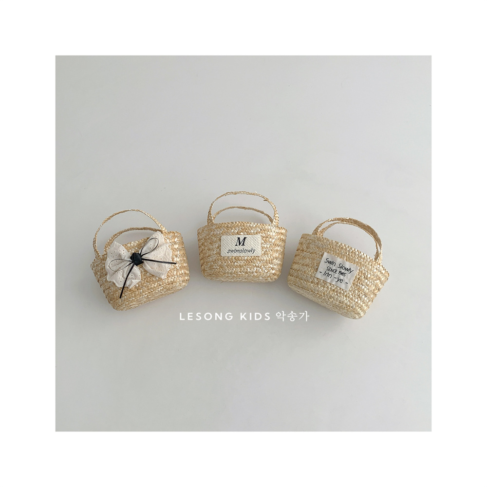 Straw woven mini bag for girls, new summer 2024 style, fashionable woven French style handbag for photos, children's rattan bag