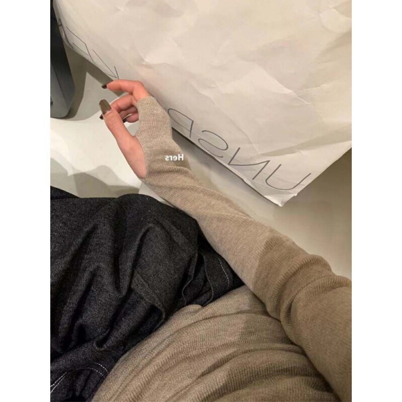早秋燕麦色半拉链连帽针织衫女设计感小众修身内搭打底衫上衣冬季|undefined