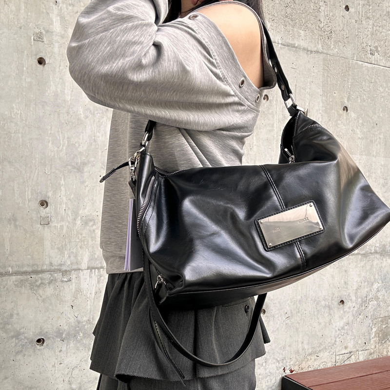 Korean niche brand Matin Kim Black Warrior shoulder crossbody bag with side zipper, large-capacity dumpling bag for work and commuting