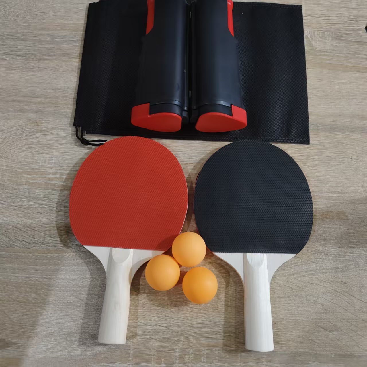 빨간색과 검은색 그리드 + 노란색 탁구공 3개 + 순수 목재 라켓 2개 + 보관 가방