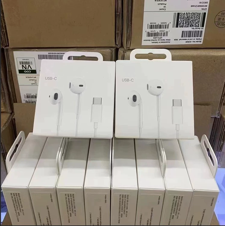 USB‑C наушники (Apple) совместимы с iPhone 15, кабель 1,2 м, встроенный микрофон, белые