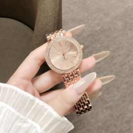 精致玫瑰金女表简约圆形表盘粉系盘金属链带设计石英轻奢甜美风格