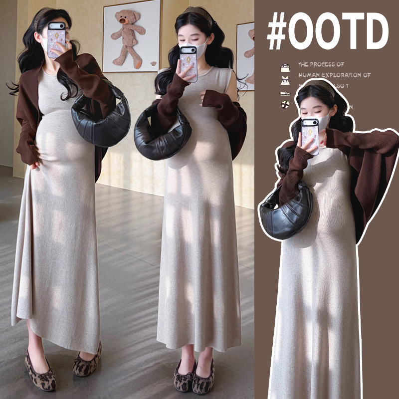 Stylish autumn outfits for pregnant women: knitted vest dress + batwing cardigan, a two-piece set for expectant mothers