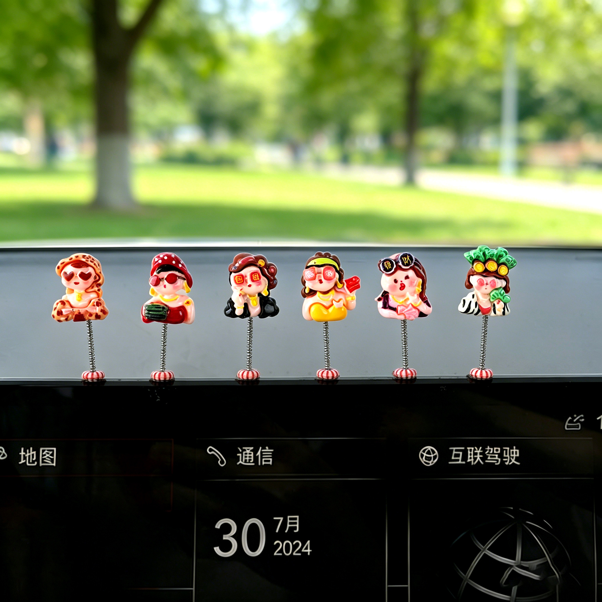 Mujer rica encantadora adornos de automóvil consola central pantalla de navegación triciclo eléctrico decoración adornos de automóvil