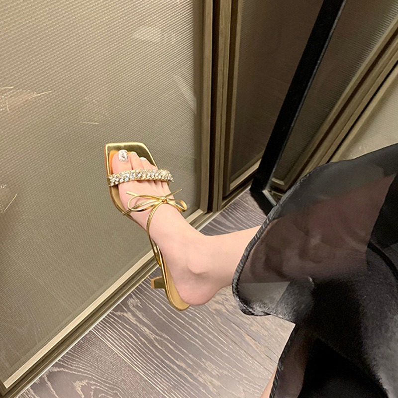 Nuevo oro de una palabra diamante con arco cuadrado dedo del pie elegante tacón de aguja zapatillas verano al aire libre zapatillas de tacón alto