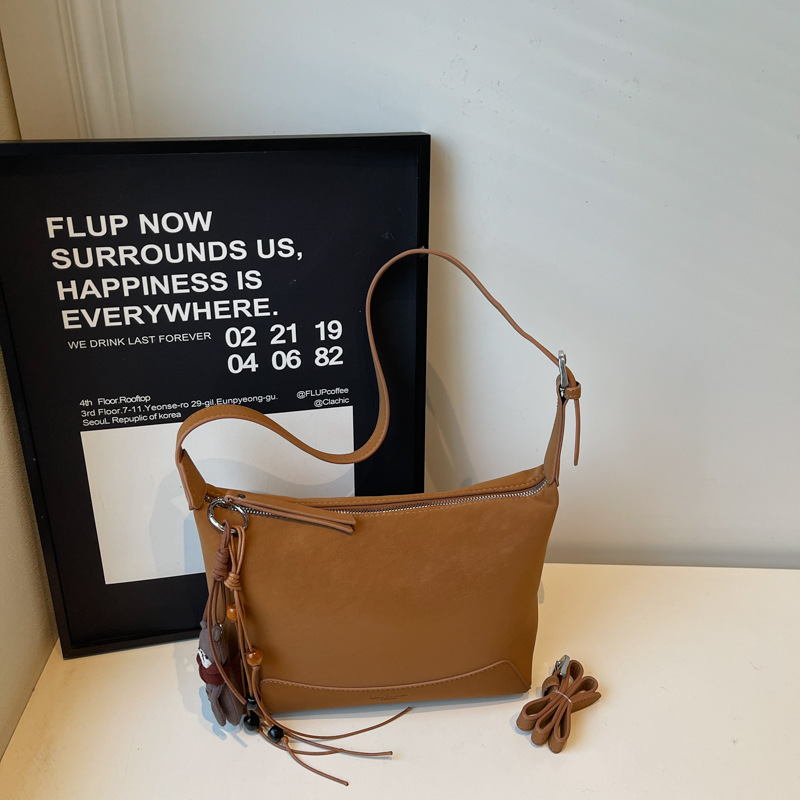 Bolsa retro esmaltada de alta sensación de mujer super caliente bolso de hombro bajo la axila 2025 nuevo invierno ocio mochila de viaje