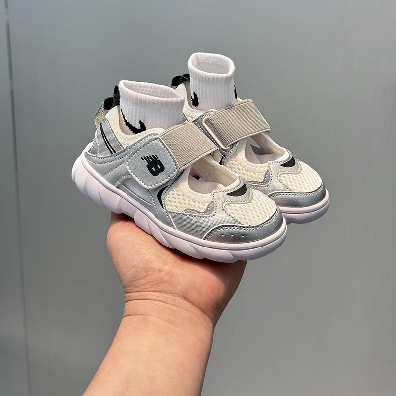 Sandalias Baotou para niñas 2025 sandalias deportivas transpirables de malla de verano zapatos de playa de suela blanda para niños de mediana edad