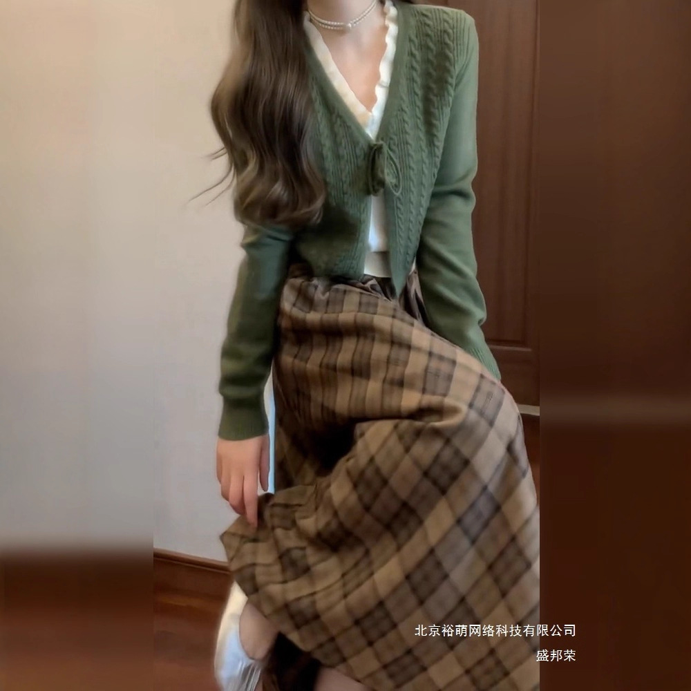 厂家直销绿色假两件针织连衣裙子女早秋季2025新款早秋感格纹长裙