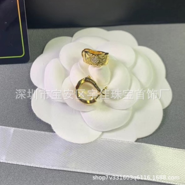 シャネル風菱形イヤリング、925スターリングシルバーに18Kゴールドメッキ、菱形模様のイヤリング、ファッショナブルで高級感のあるイヤリング、メーカー直販。