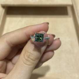 S925银镀白金色7mm公主方2克拉绿莫桑石戒指批发带证书支持代发