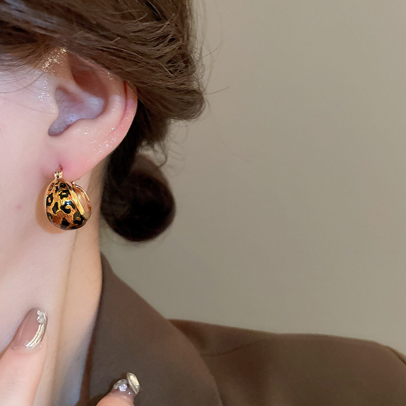 Boucles d'oreilles à clous géométriques à imprimé léopard en or véritable plaqué or haut de gamme, boucles d'oreilles rétro, boucles d'oreilles à la mode et au tempérament_voghion.com