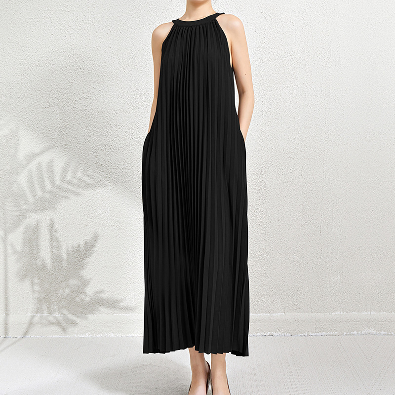 French-Style Pleated Halter Neck Dress for Women, Summer 2026 New Model, High-End Resort Style, Waist-Cinching, Slimming Long Dress