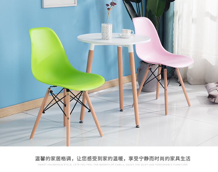 Negociación nórdica, recepción, combinación de mesas y sillas, balcón doméstico simple, mesa redonda pequeña de madera maciza, silla de tienda de té con leche de café