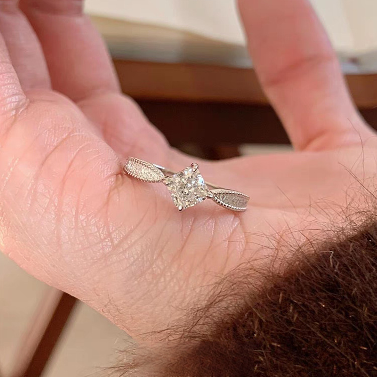 Moissanite Small Sugar Women's Sterling Silver Princess Square 1 karat Ring Propose Engagement Vintage Design Feeling Live Mouth