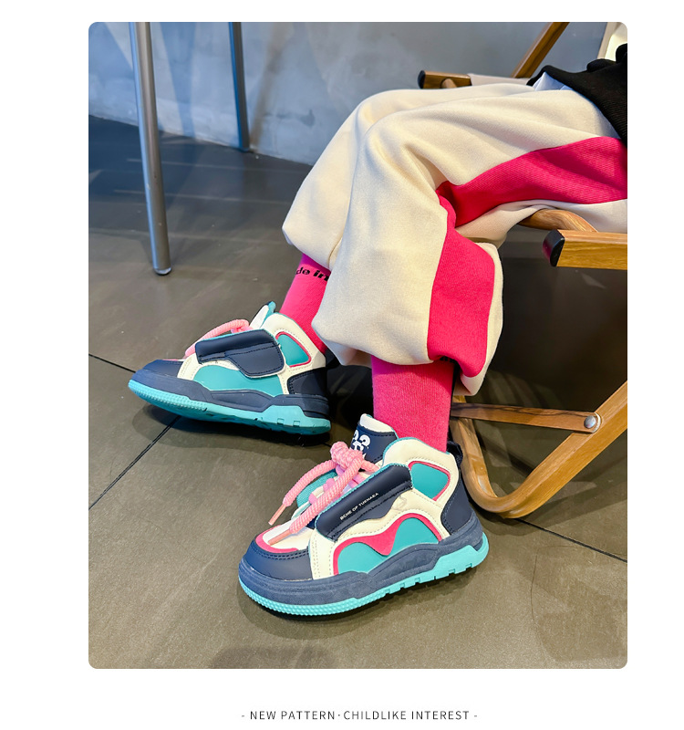 Ragazze, sport, autunno 2023, nuovo pane fritto per bambini di strada, ragazzi con dopamina, tavola alta_voghion.com