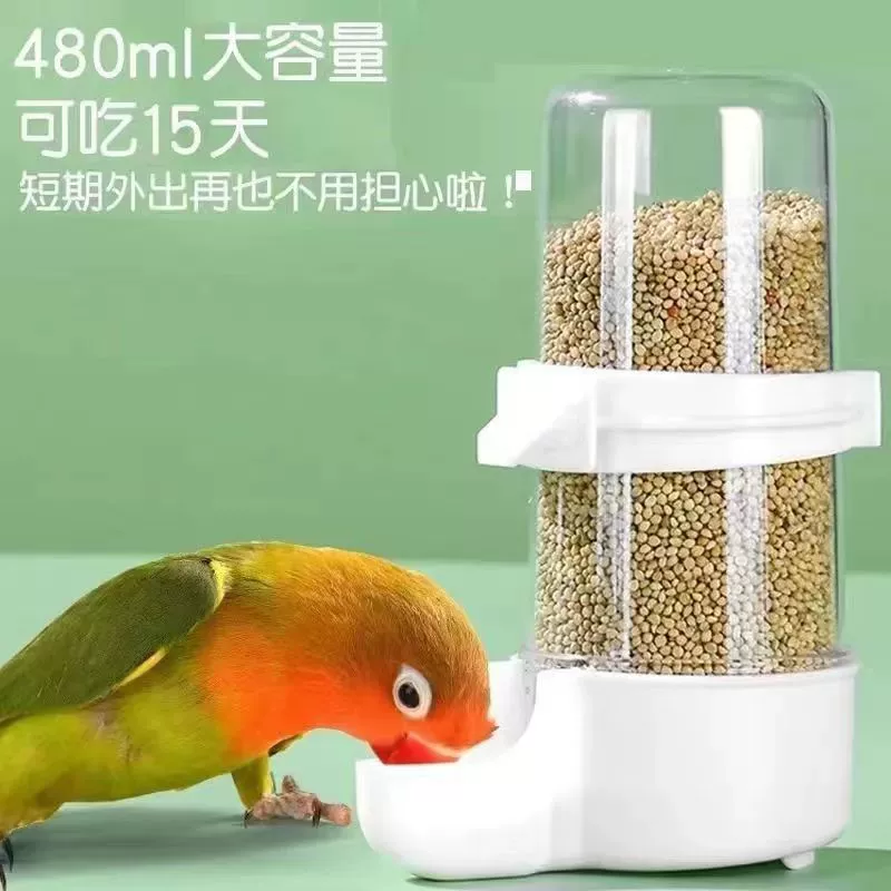 Птица-попугай использует большой автоматический питатель для кормления водой