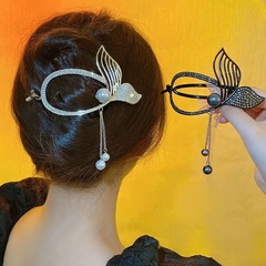 女性の後頭部は髪を挟んで気質をつかみます。