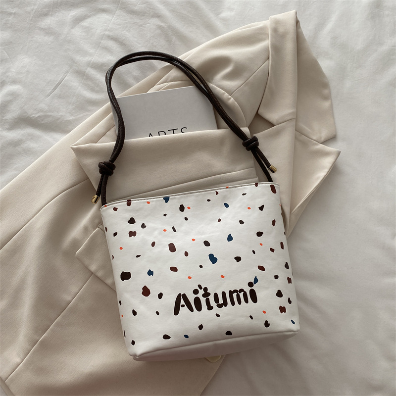 Bolso de mujer en línea 2024 invierno nuevo estilo de moda simple texturas retro estilo extranjero estilo coreano simple bolso de cubo de viaje