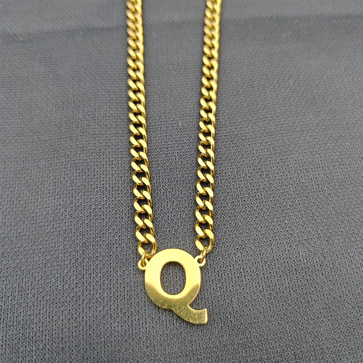Collar de cadena cubana de acero inoxidable estilo hip-hop con apellidos europeos y americanos, colgante de letra mayúscula de oro de 18K con 26 letras.