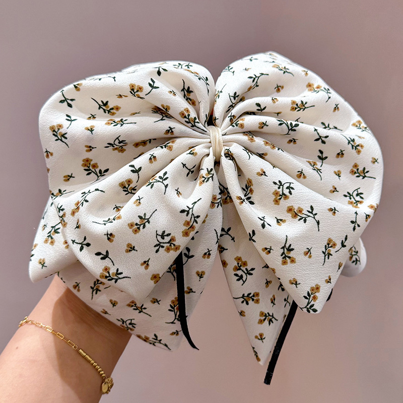 Белый хвостик, цветочный принт