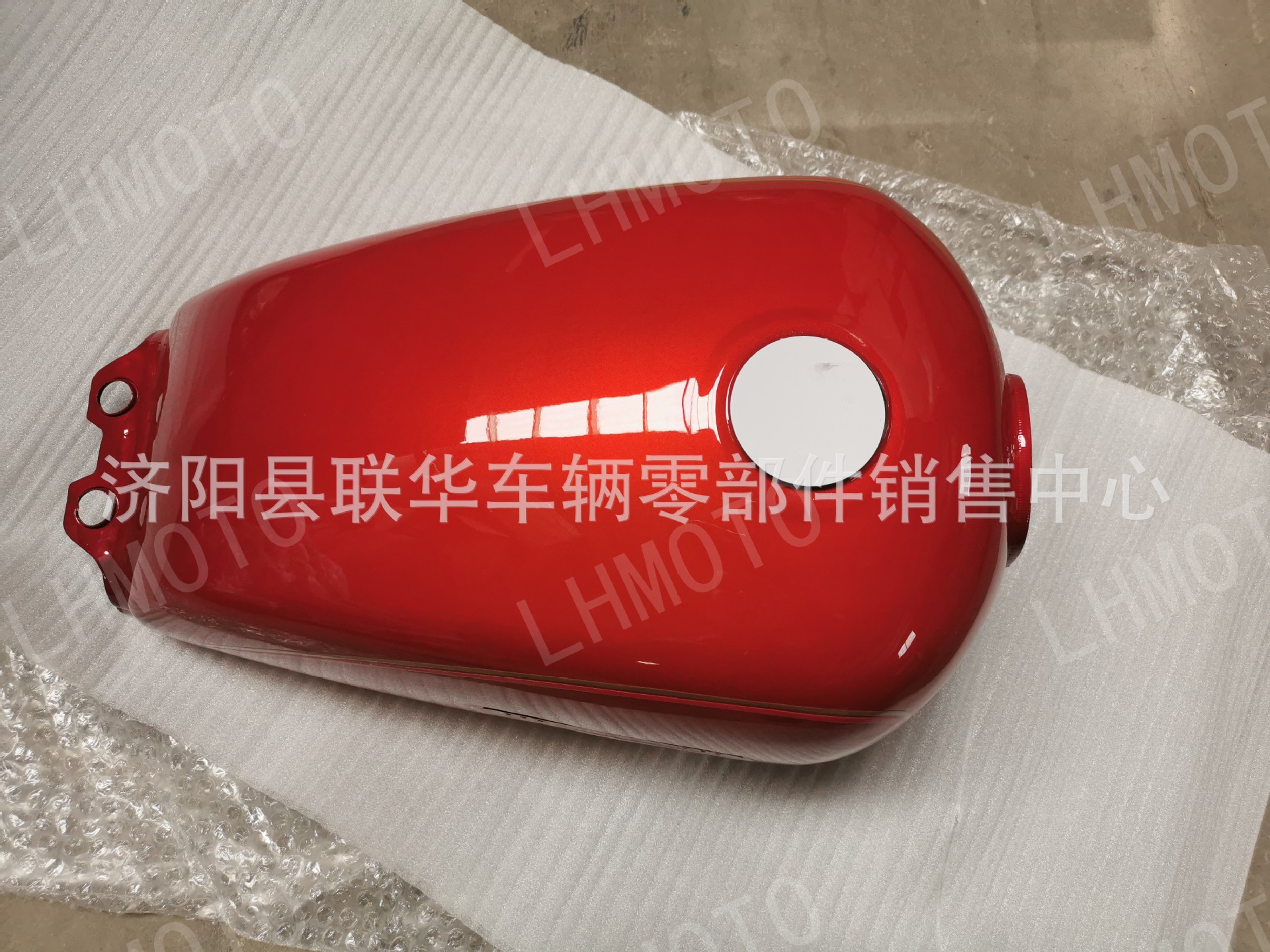 Suitable for Suzuki Gn125 Motorcycle Gasoline Tank, Fuel Tank, Red Prince Accessories and Equipment