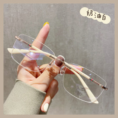 超軽量無枠近視眼鏡女性は度数のすっぴん神器をつけて顔を見せます。