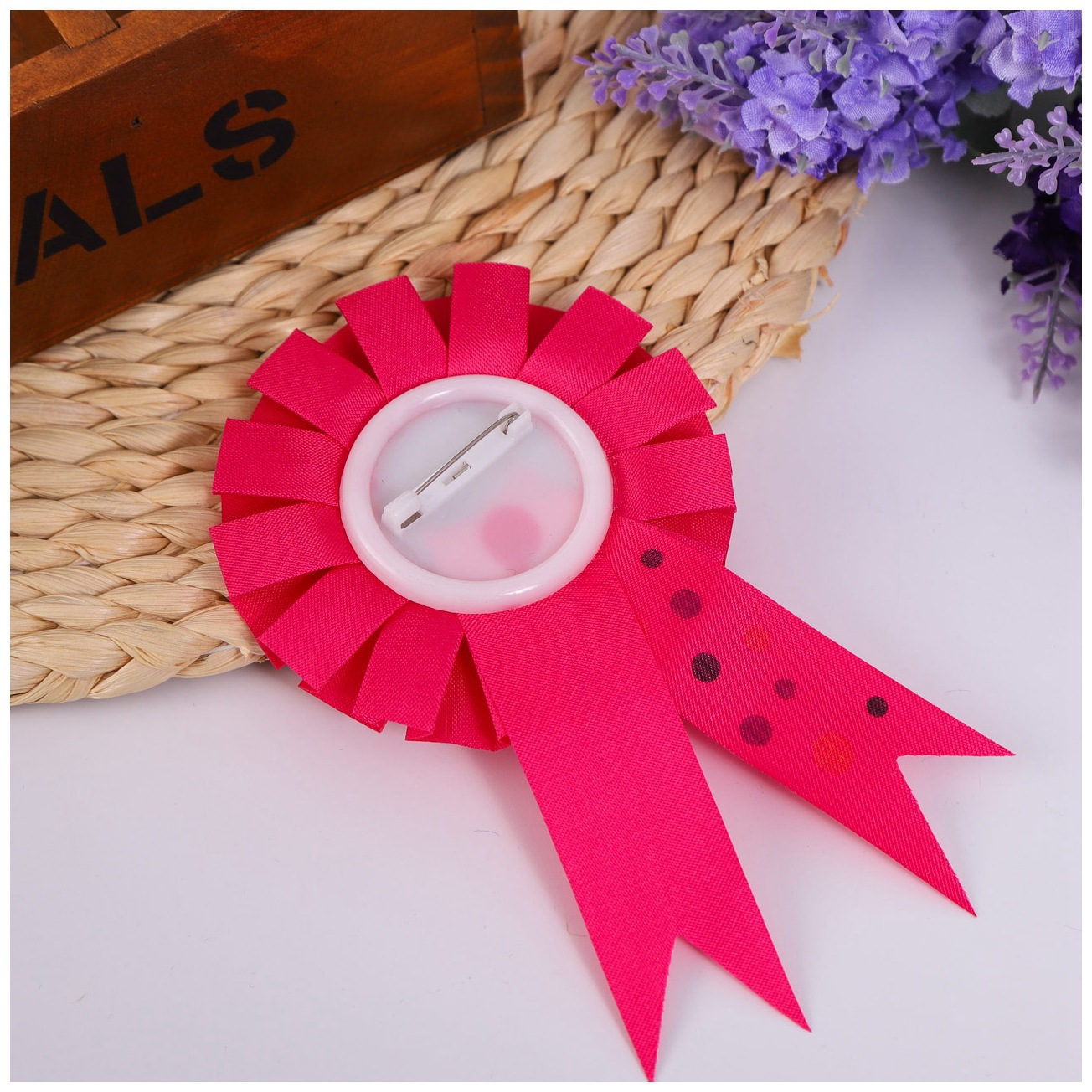 Broches redondos personalizados de hojalata con cinta para celebraciones de festivales de jardín de infantes, pines decorativos, insignias de plástico al por mayor.