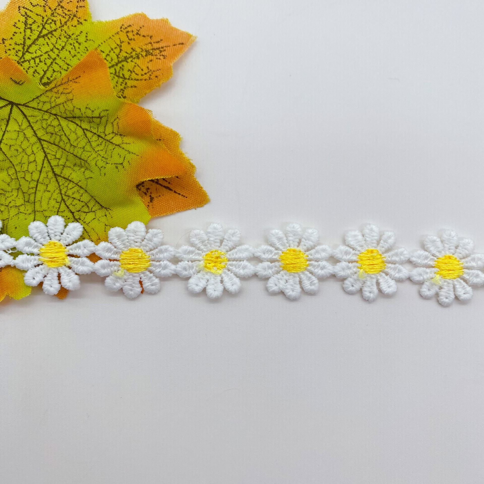 Dos colores de encaje Daisy código de barras Cadena de clavícula accesorios de joyería decorativos coloridos accesorios de ropa para niños encaje soluble en agua