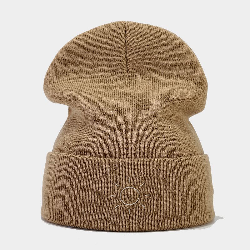 El otoño y el invierno nuevo sol simple bordado moda rizador pelo sombrero hombres y mujeres personalidad de la calle simple lana sombrero de punto