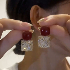 S925銀針の赤いピアスのファッション的な正方形のドリルのイヤリングのシンプルなデザインの個性的なイヤリングの秋冬の新型韓国