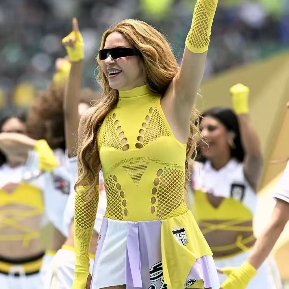 Copa del Mundo de Estados Unidos, Canadá, México, ceremonia de apertura de Shakira, ropa de rendimiento de mujer, cintura alta, delgada, perspectiva, guantes de red de pesca