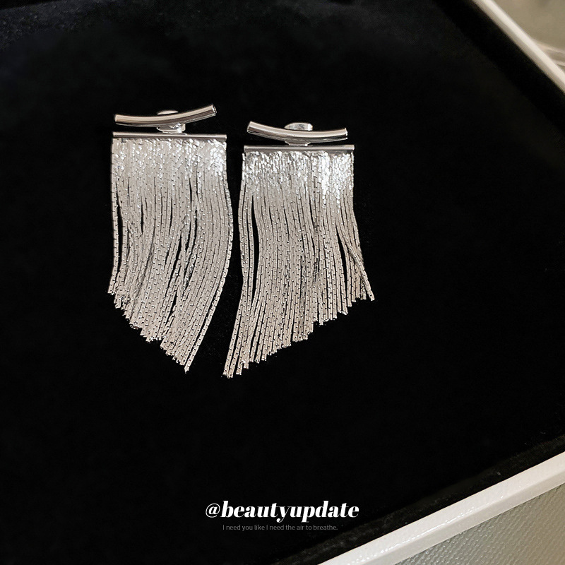 Pendientes de borla de cadena larga de arco de aguja de plata Pendientes de sentido de metal pesado de moda europea y americana pendientes personalizados al por mayor