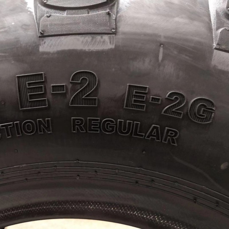 ブランドのホット販売の正規品vohobooタイヤ1300x530-533タイヤの重さのオフロードの砲車の導弾車|undefined