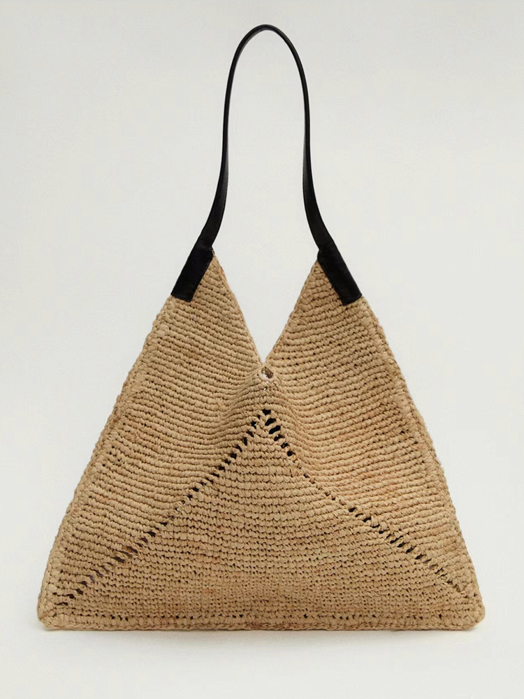 Instagram-Influencer mit dem gleichen Auto, das eine faltbare Handtasche aus Stroh mit einer Schulter, eine gewebte Tasche, einen Strandurlaub näht_voghion.com