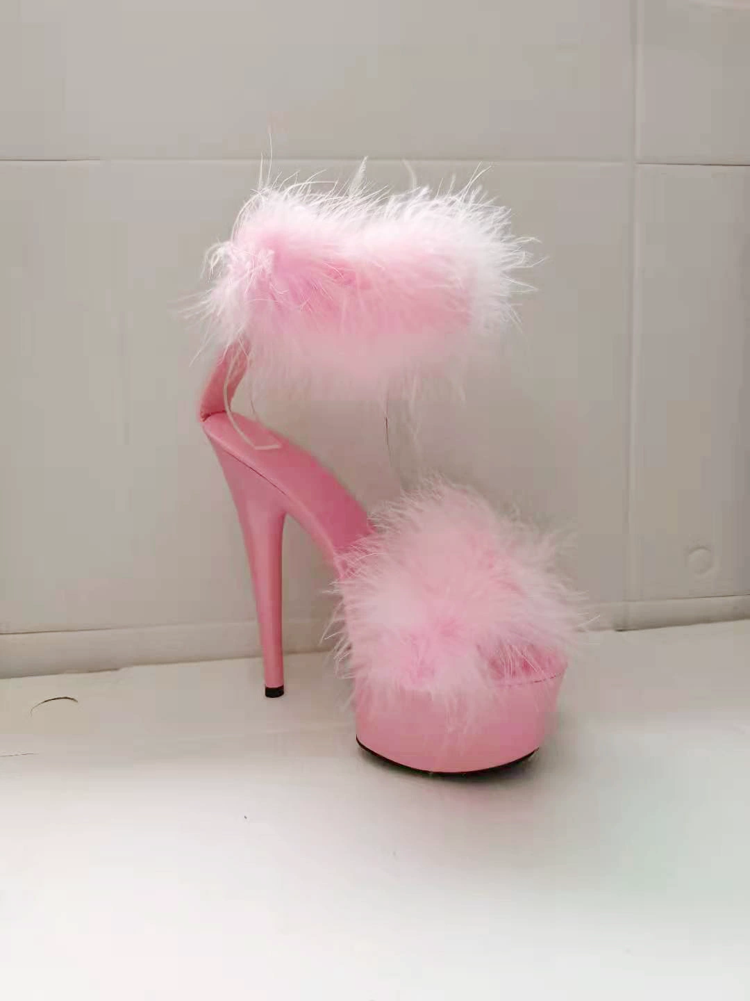 Европейская и американская модель внешней торговли высокий каблук шпилька каблук сексуальный черный Водонепроницаемый Платформа ненавижу небо высокий каблук пушистые сандалии для женщин Лето