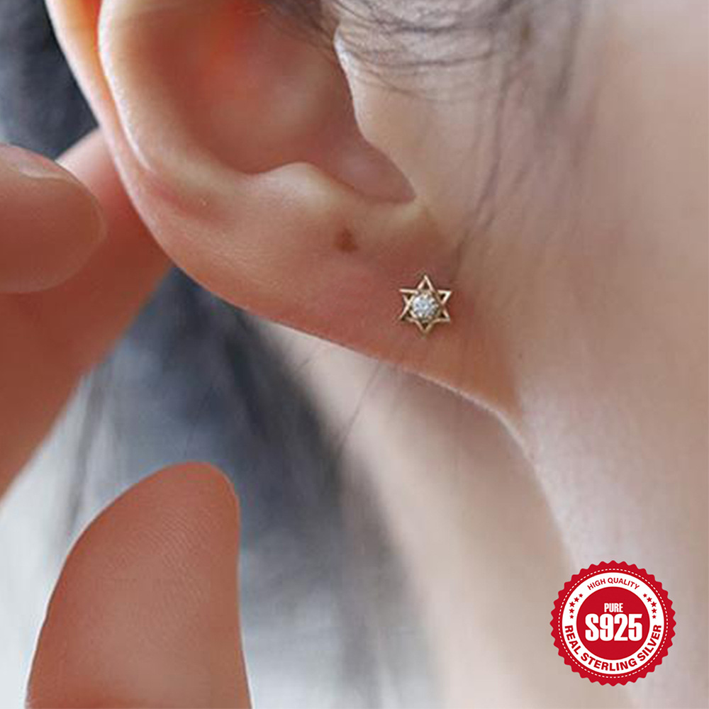 Pendientes de oro plateado de 14K S925 de venta caliente en Europa y América Mini estrella de diamante pequeño misterioso Pendientes de hueso de oreja de nicho japonés y coreano