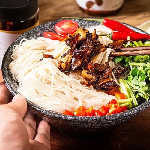 Yunnan specialty mushroom sauce manufacturer source 220g canned bibimbap soy sauce chicken mushroom sauce