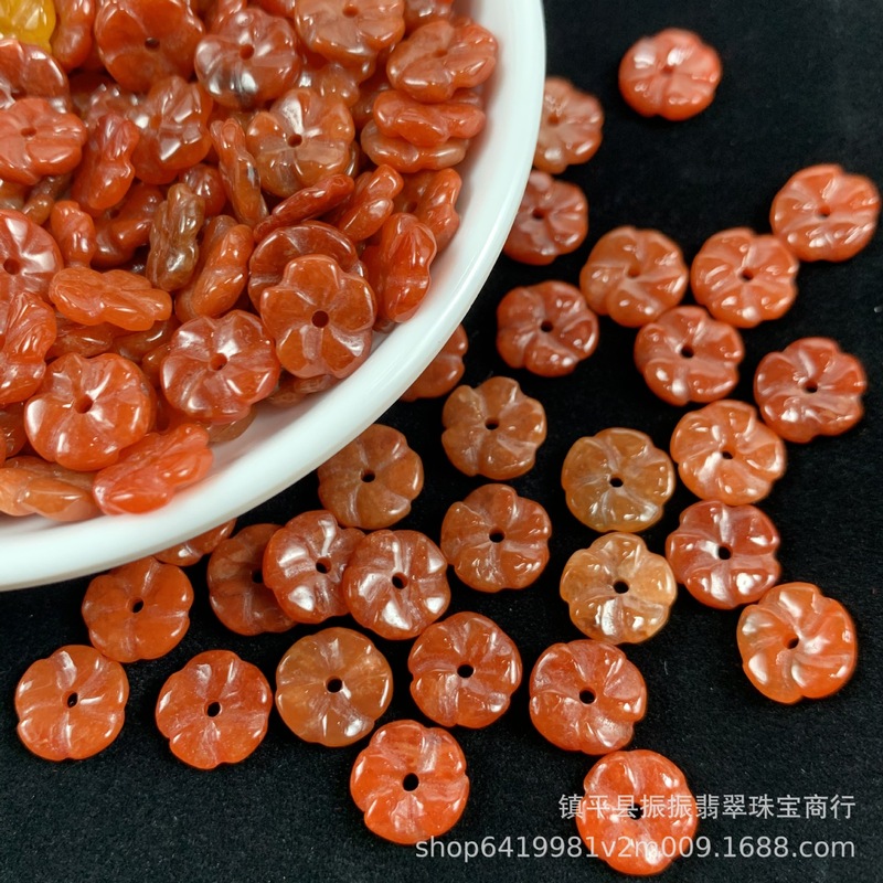 翡翠の赤い翡翠の精工は花を運びます。|undefined