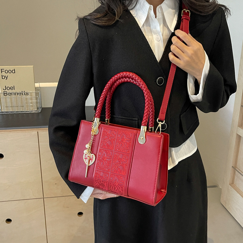 Bolso de boda rojo para mujer 2025 nuevo bolso de novia bordado a mano bolso de mensajero de un solo hombro de textura de alta calidad