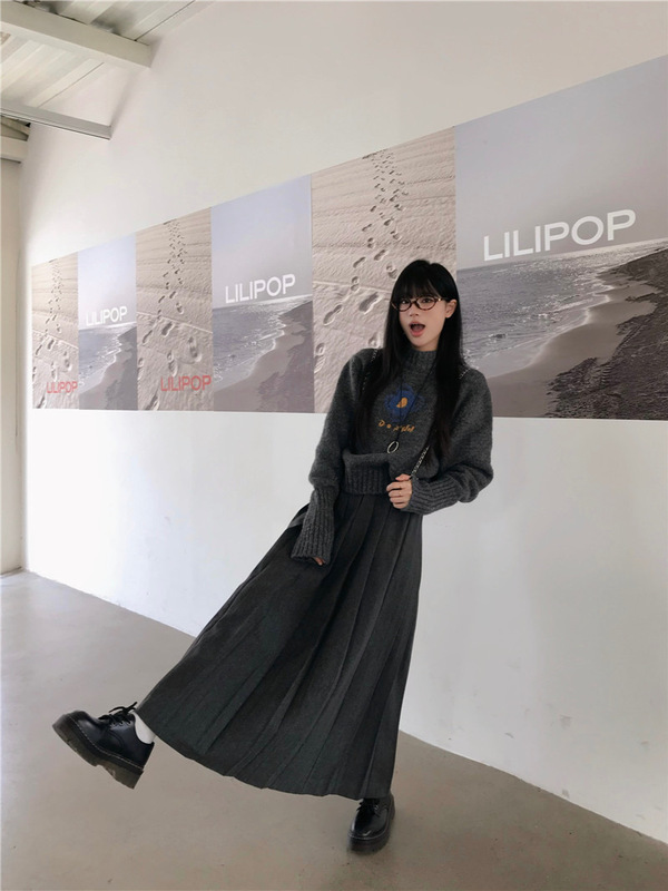 灰色のレトロな怠惰な風のスーツの女性の春の2025新型の長袖のニットのセーターの百タックの半身のスカートの2つのセット|undefined