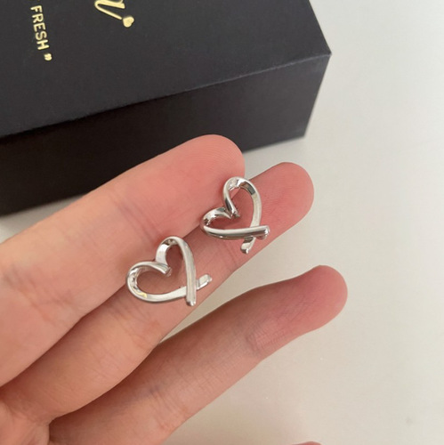 S925 Silver Sweet Heart Stud Earrings for Women, Hollow Design, Unique and Chic Earrings, High-end, Stylish and Versatile, Instagram-style Ear Decorations