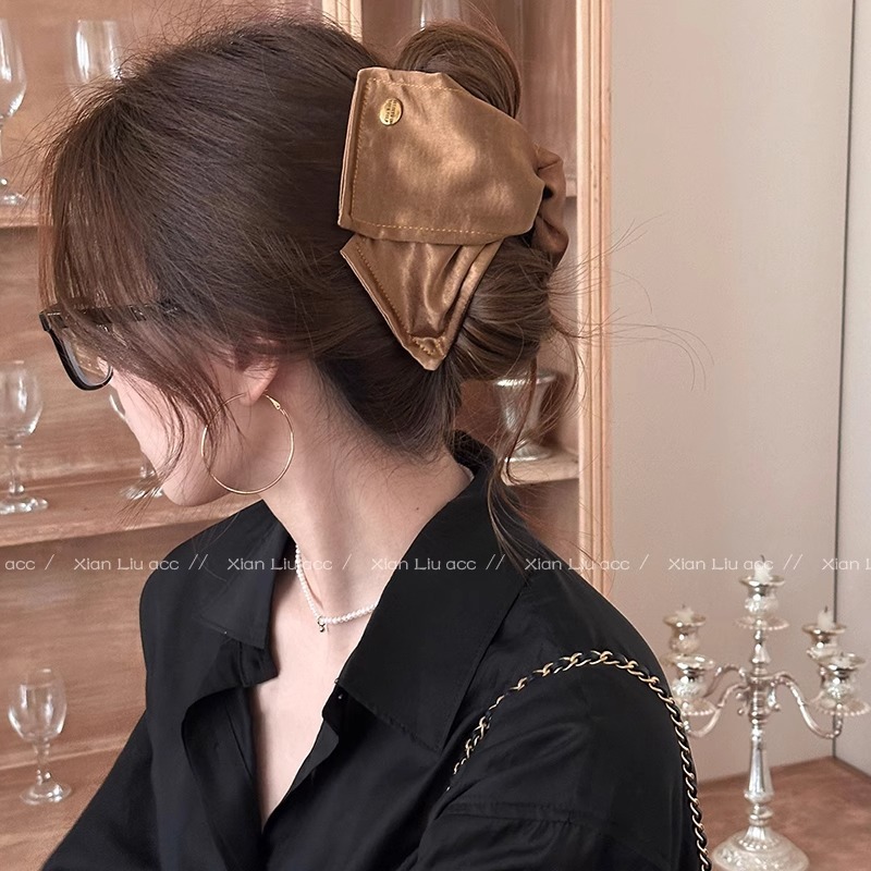 フレンチシンプルなファブリックシェルグリッパー女性用2025新しいハイエンド後頭部ヘアピン気質サメクリップヘアアクセサリー|undefined