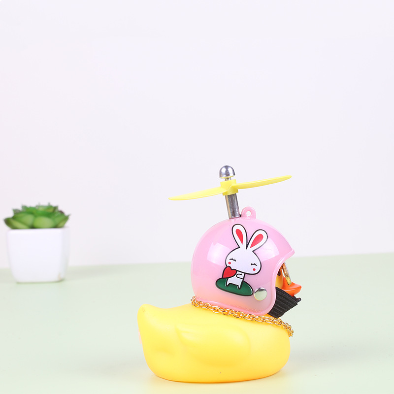 Broken Wind Duck Decoración de coche Adornos Red de coche con casco Tik Duck Little Yellow Duck Car Turbo Duck