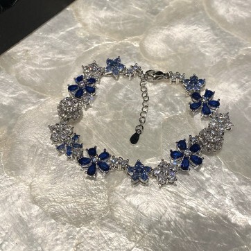 A Midsummer Night's Dream! Vintage Sapphire-Colored Flower-Shaped Finely Crafted Bracelet with a High-End, Light Luxury, and Exquisite Feel A Midsummer Night's Dream! Vintage Sapphire-Colored Flower-Shaped Finely Crafted Bracelet with a High-End, Light Luxury, and Exquisite Feel