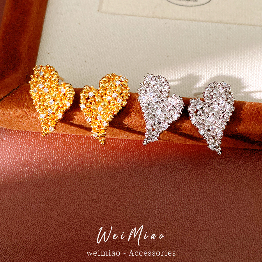 18k oro real chapado aguja de plata zircon pernos de orejas en forma de corazón personalidad simple pendientes de nicho ligero lujo alta sensación de orejas para mujeres