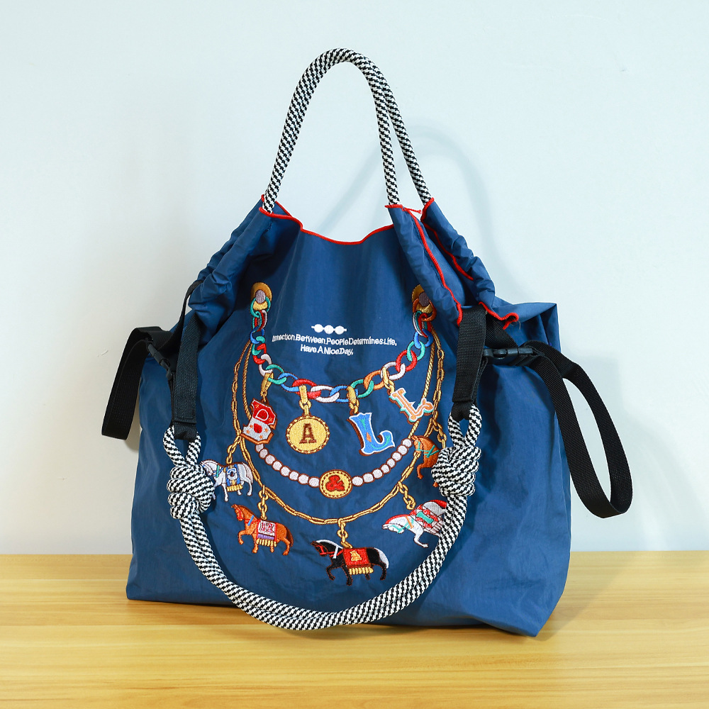 厳選ネット赤同項日系ボールチェーン刺繍レジ袋女性ファッション小衆大容量シングルバッグ潮