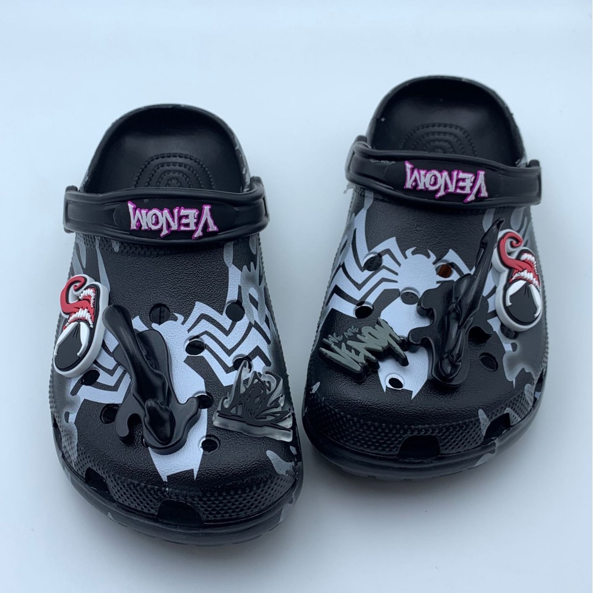 Nuevos zapatos de agujero de veneno, aliados de Marvel, sandalias al aire libre, zapatos de playa cómodos al aire libre, zapatillas casuales de bolsas al por mayor.