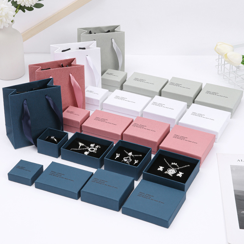Caja de cubierta de papel duro en el lugar Collar pendientes anillo joyas Caja de embalaje de joyas Caja de joyas de alta calidad