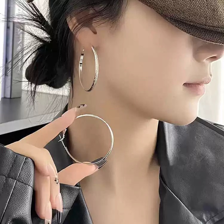 2024 New Silver Starry Sky Circle Fashionable, Simple, Versatile, Square Round Face, Slimming Earrings_voghion.com
