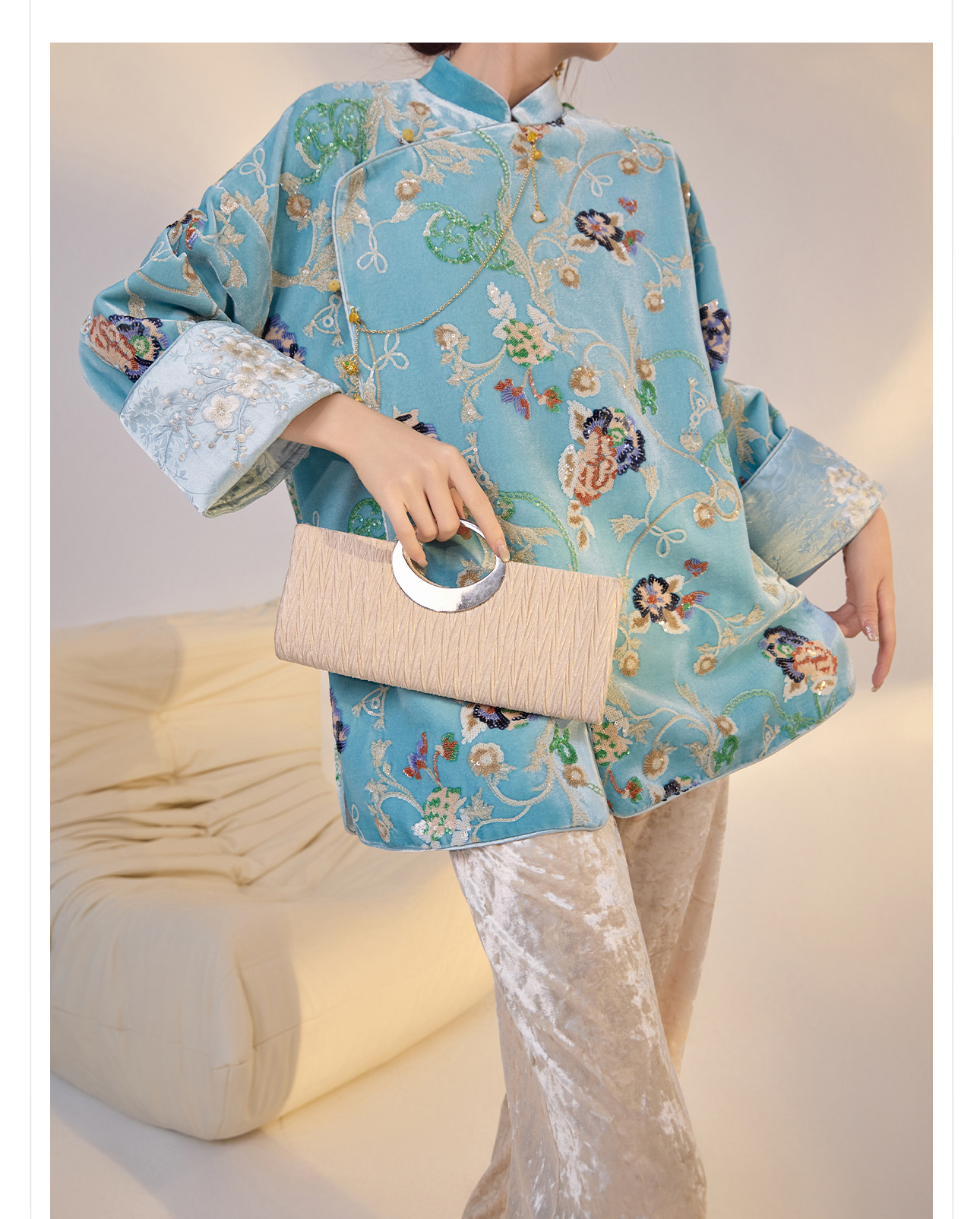 Áo sơ mi satin thêu hoa phong cách Trung Hoa cổ tiền M3003 — Màu xanh nước hồ chi tiết 7